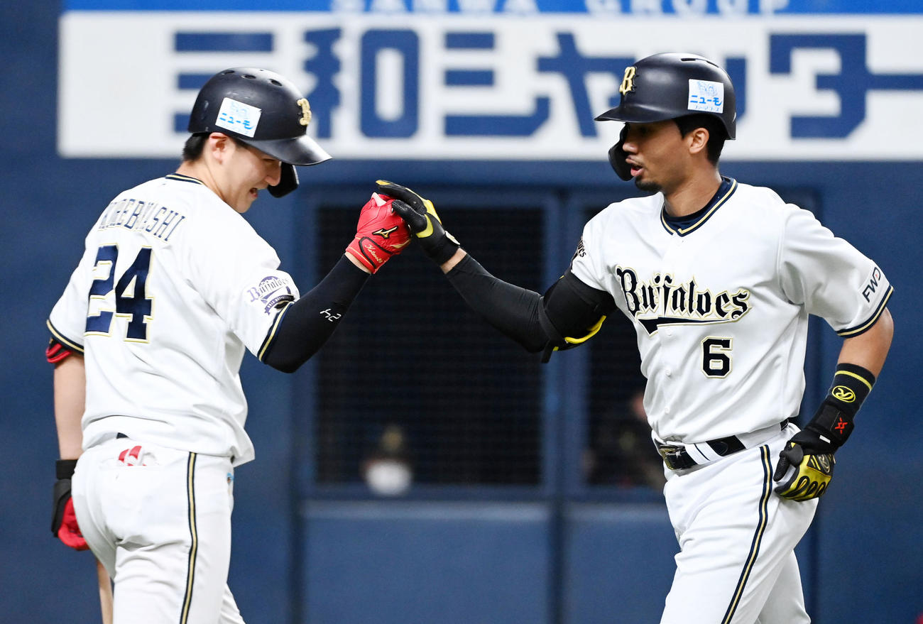 オリックス対楽天　1回裏オリックス1死、宗（右）は右越え先制本塁打を放ち紅林とタッチ（撮影・前岡正明）