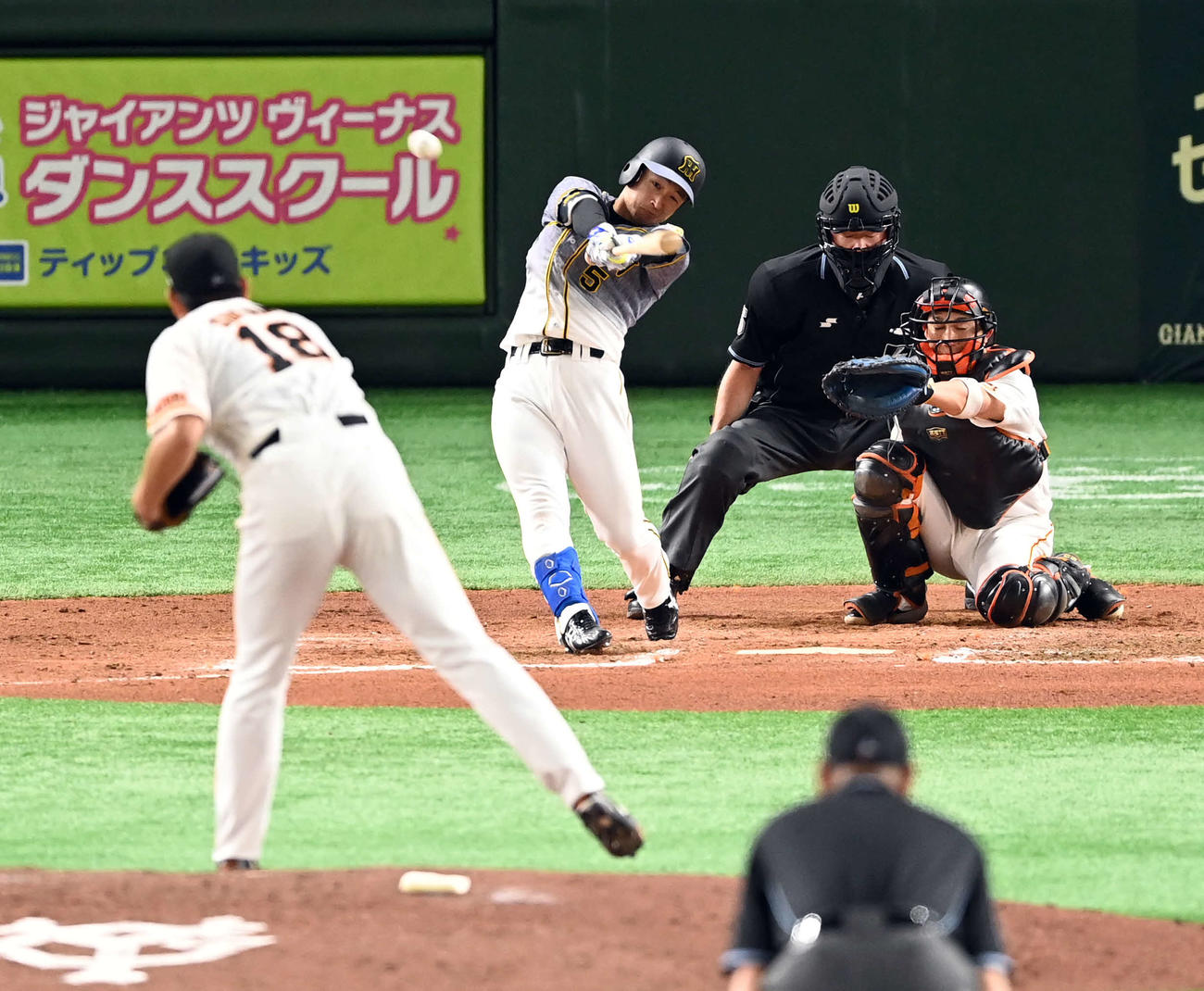 巨人対阪神　8回表阪神1死一塁、二塁打を放つ近本。投手菅野（撮影・たえ見朱実）