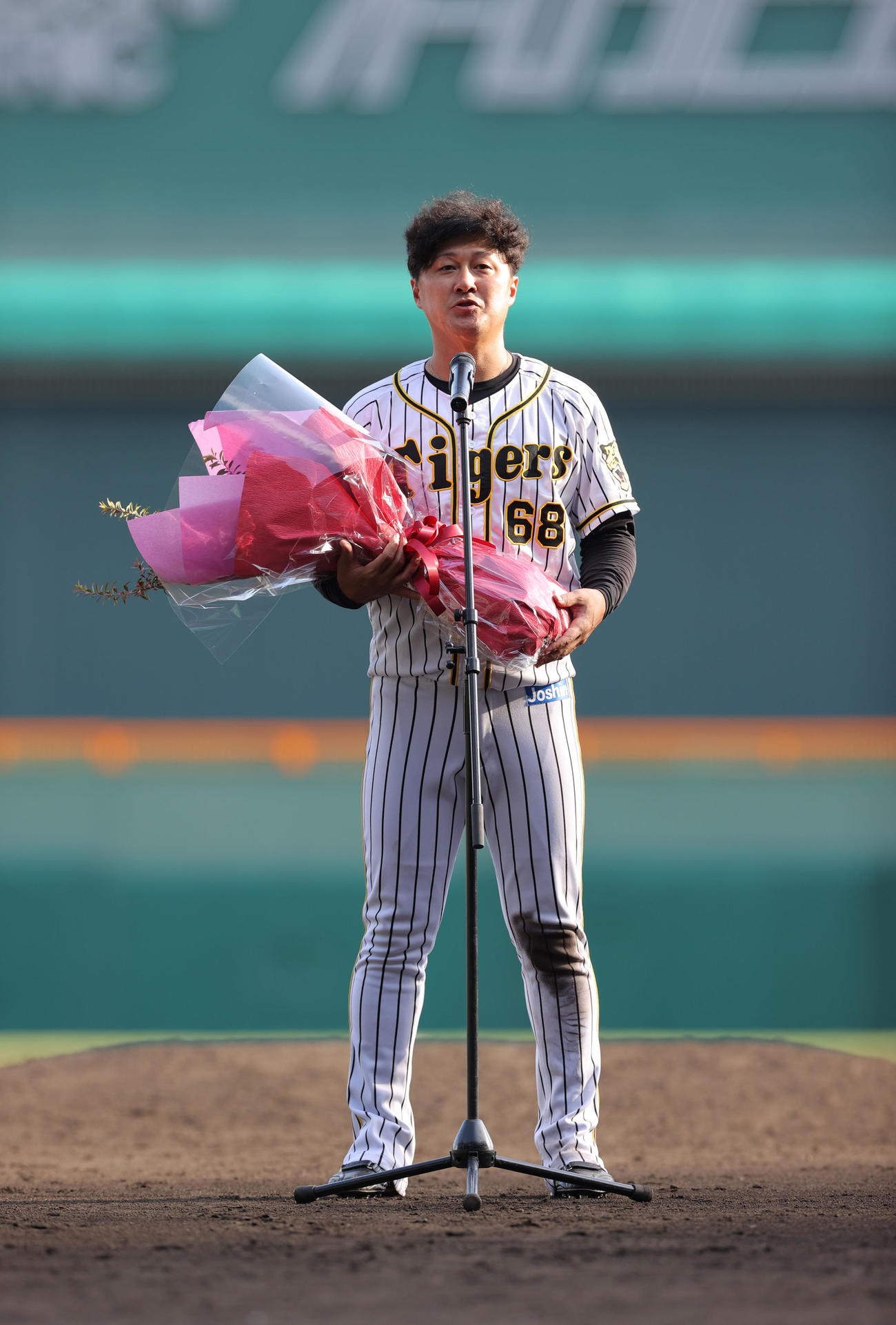 引退セレモニーであいさつをする俊介（代表撮影）