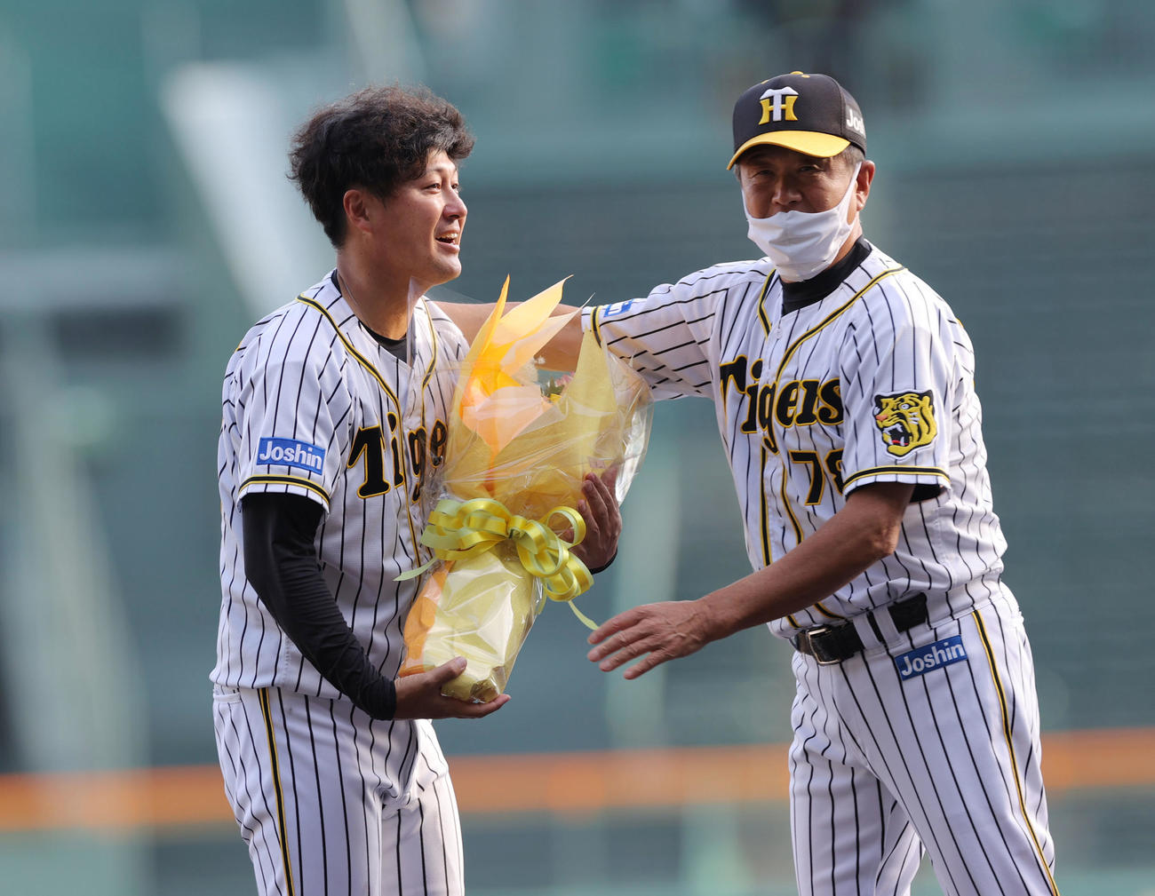 引退セレモニーで平田2軍監督（右）から花束を贈られる俊介（代表撮影）