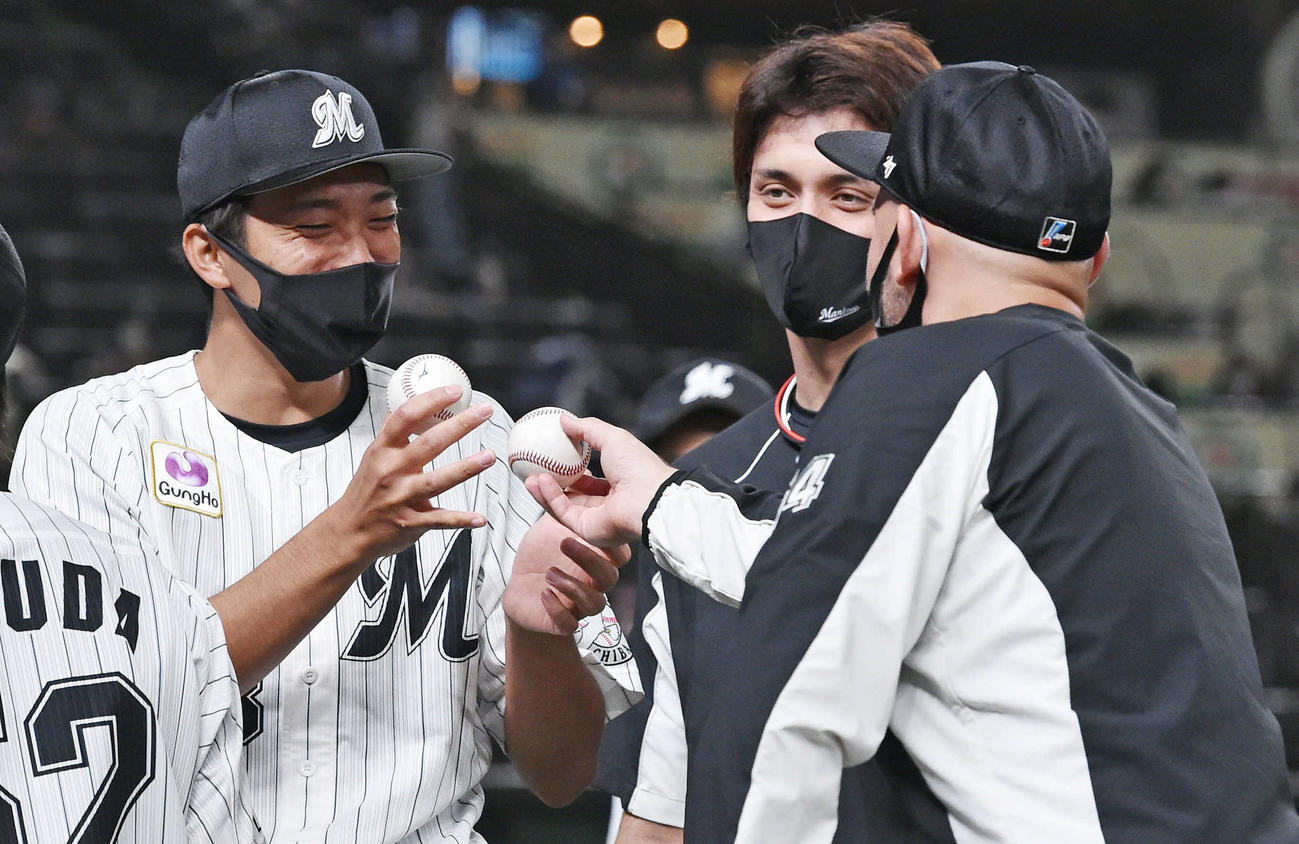 西武対ロッテ　試合後、ロッテのレアード（右）からボールを受け取る河村（左）（撮影・滝沢徹郎）
