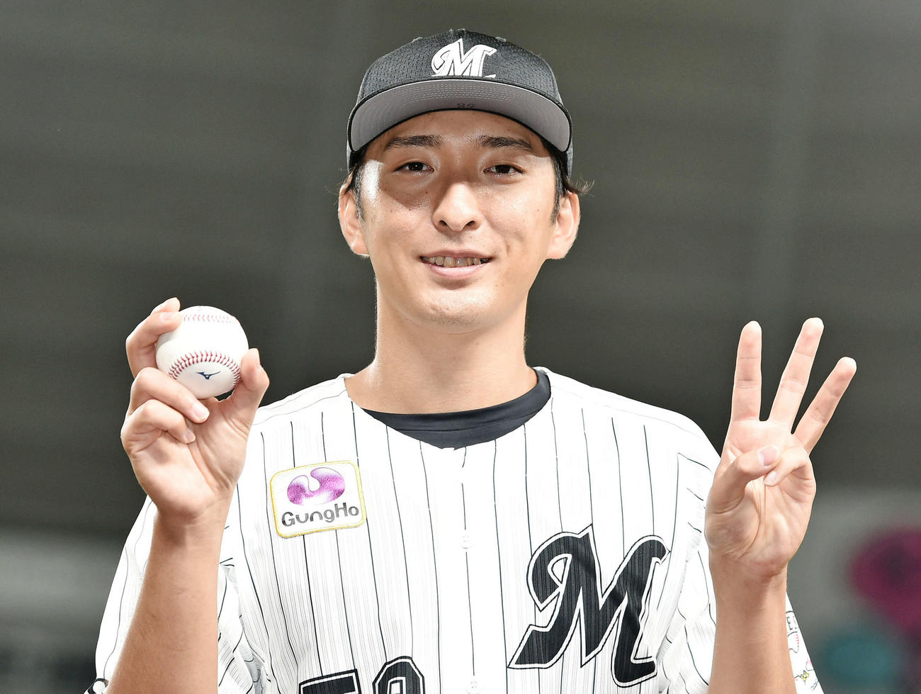 西武対ロッテ　ヒーローインタビューを終え記念球を手にポーズを決めるロッテ河村（撮影・滝沢徹郎）