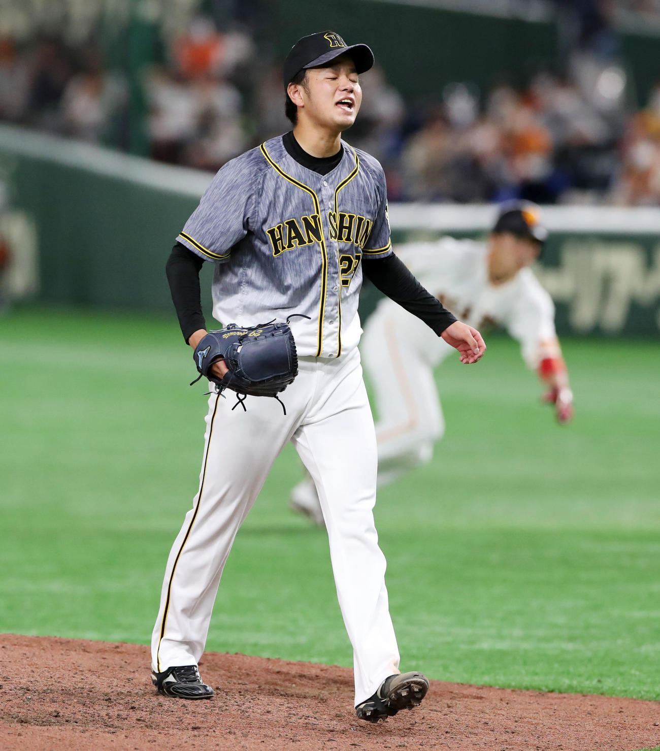 巨人対阪神　9回裏巨人1死満塁、高橋は丸から三振を奪いマウンド上で珍しく感情を出してほえた（撮影・加藤哉）