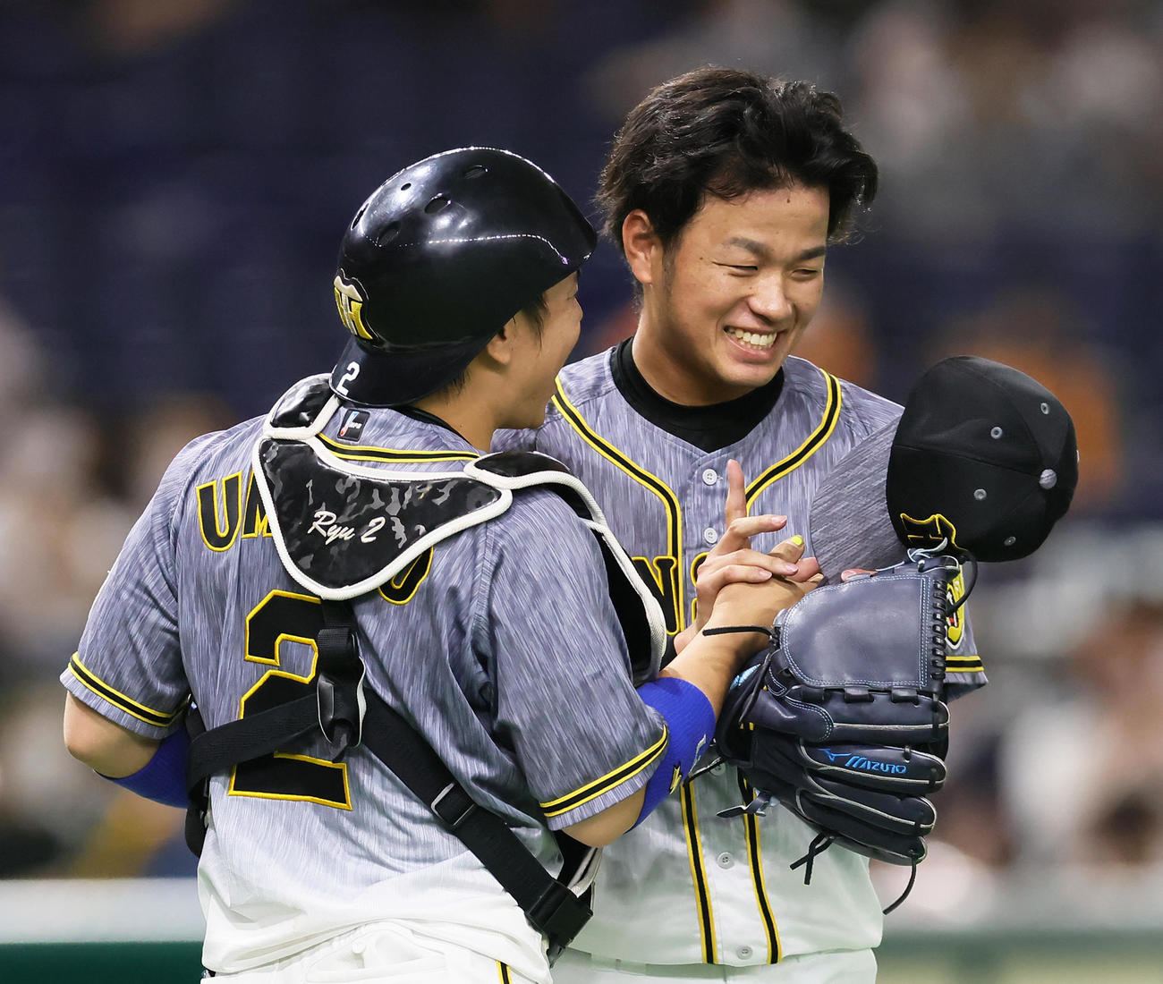 巨人対阪神　プロ初完封勝利を飾った阪神高橋（右）は梅野と笑顔でタッチを交わす（撮影・足立雅史）