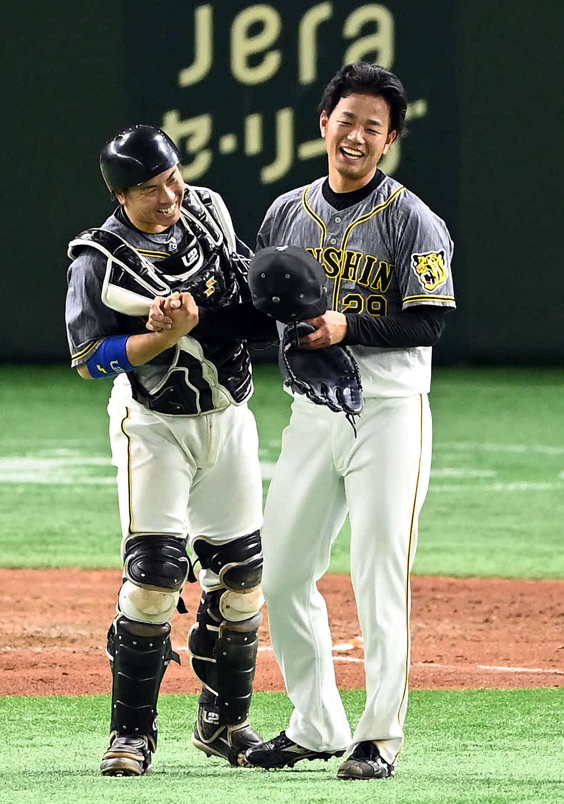 巨人対阪神　菅野と投げ合いプロ初完封勝利を飾った阪神高橋（右）は、捕手の梅野とともにホッとした表情を見せる（撮影・たえ見朱実）