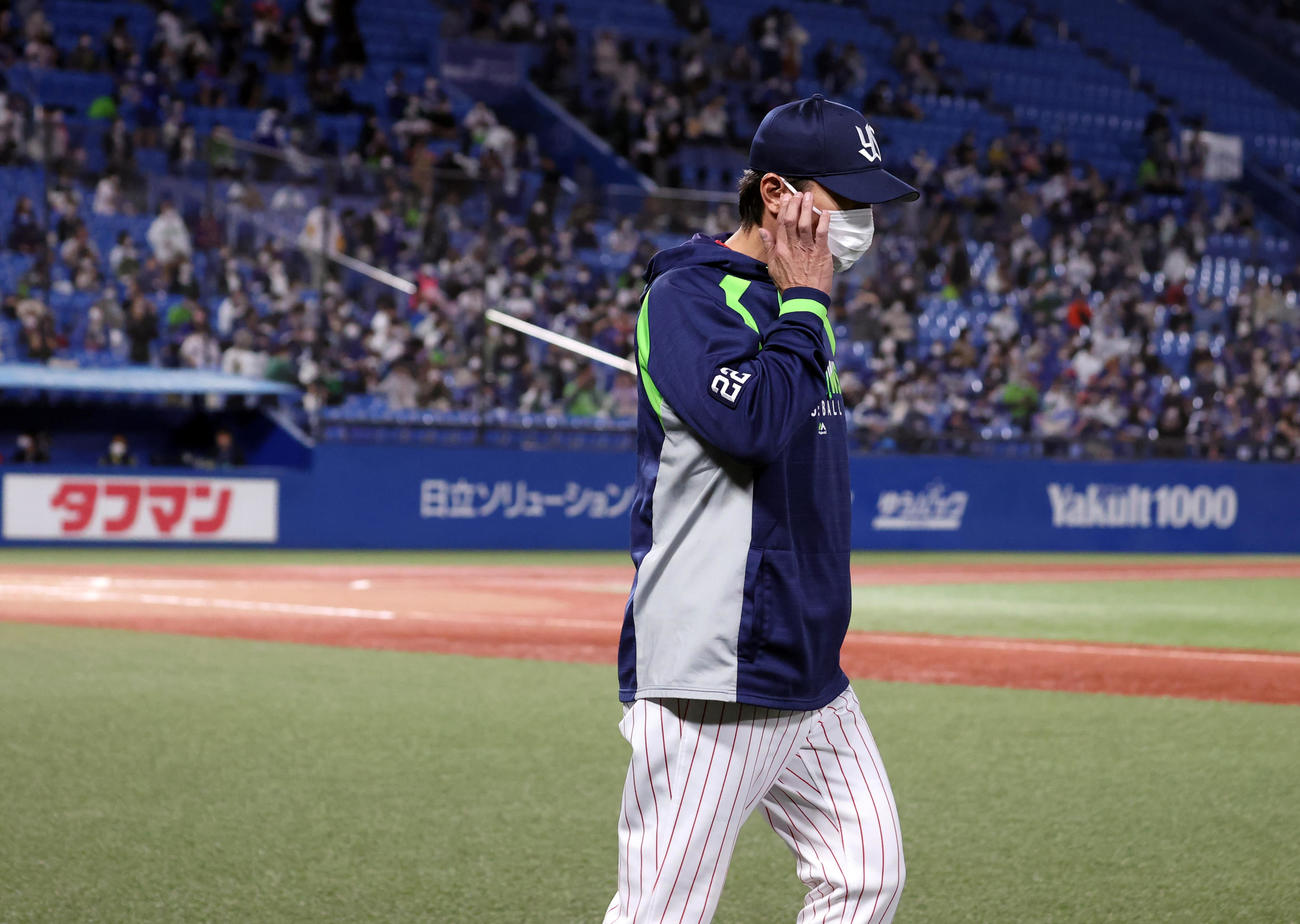 ヤクルト対中日　0－0の引き分けに終わり、うつむき気味に引き揚げるヤクルト高津監督（撮影・浅見桂子）