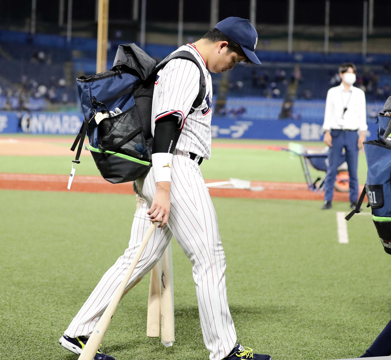 ヤクルト対中日　0－0の引き分けに終わり、うつむき気味に引き揚げるヤクルト村上（撮影・浅見桂子）