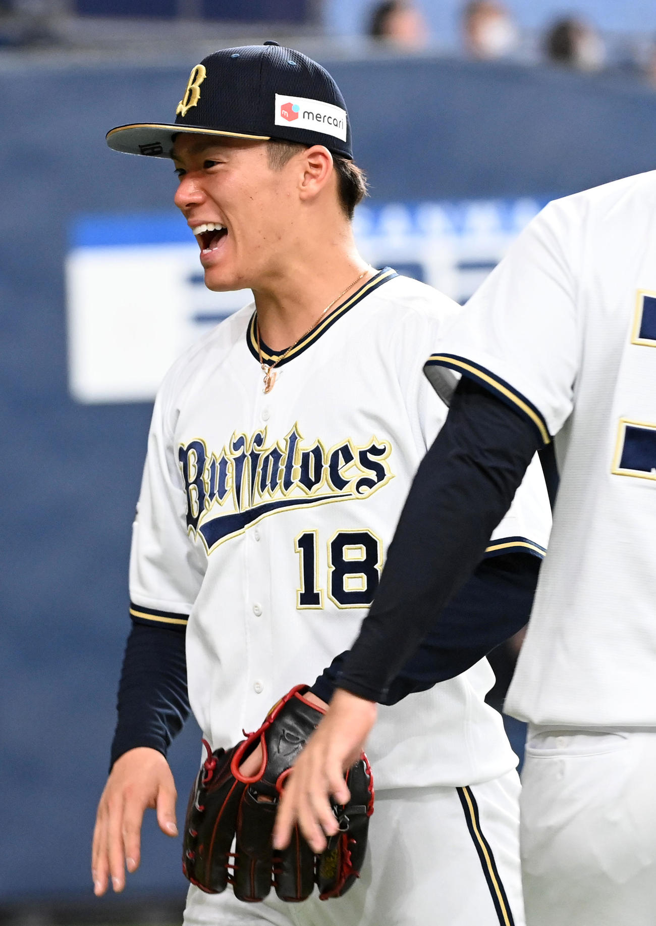 オリックス対楽天　8回表楽天2死一塁、茂木の右二塁打で本塁を狙った岡島がタッチアウト、笑顔でベンチに戻る山本（左）（撮影・前岡正明）