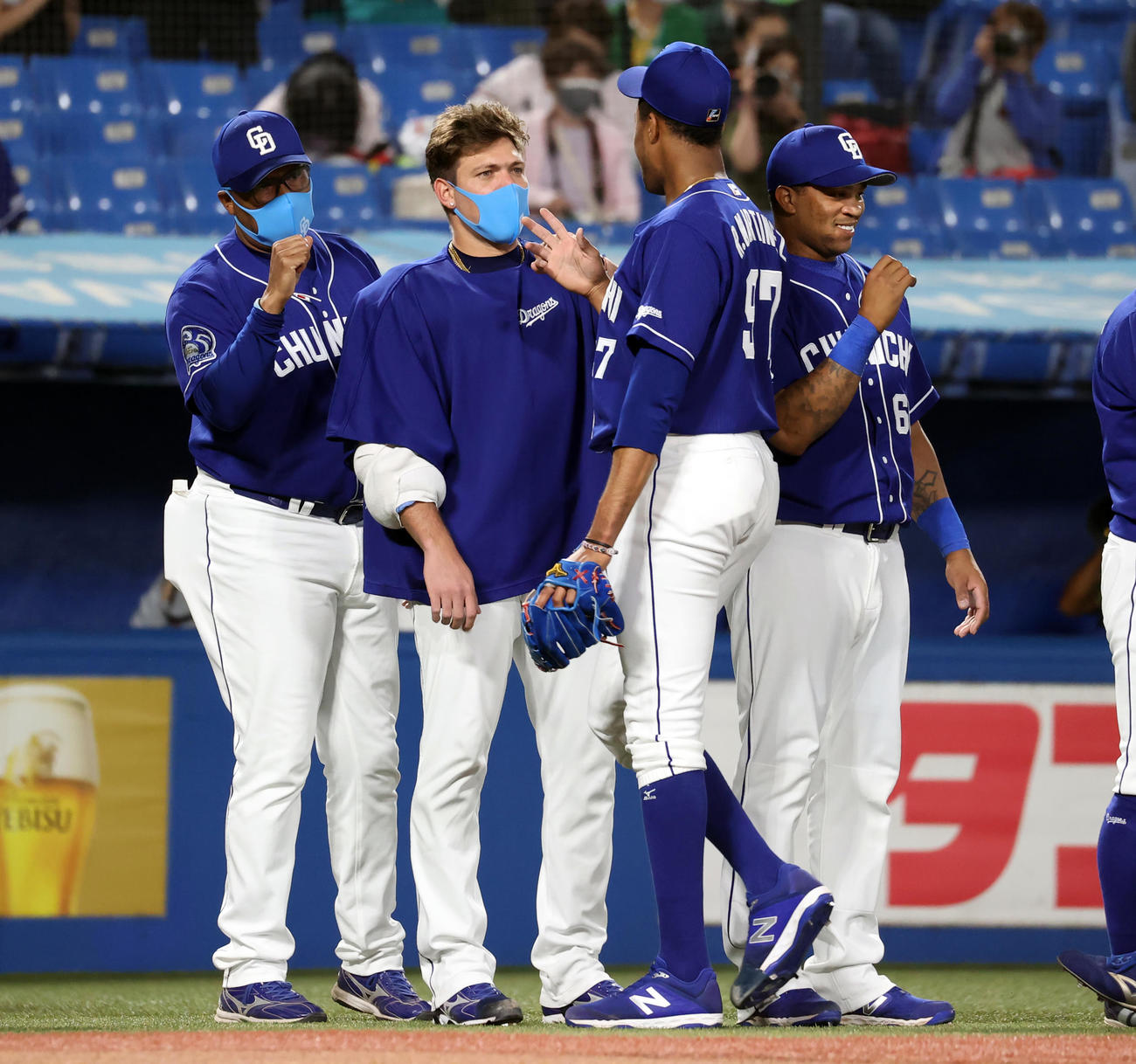 ヤクルト対中日　0－0の引き分けに持ち込み、R・マルティネス（手前）らナインを迎える中日ロドリゲス（中央）（撮影・浅見桂子）