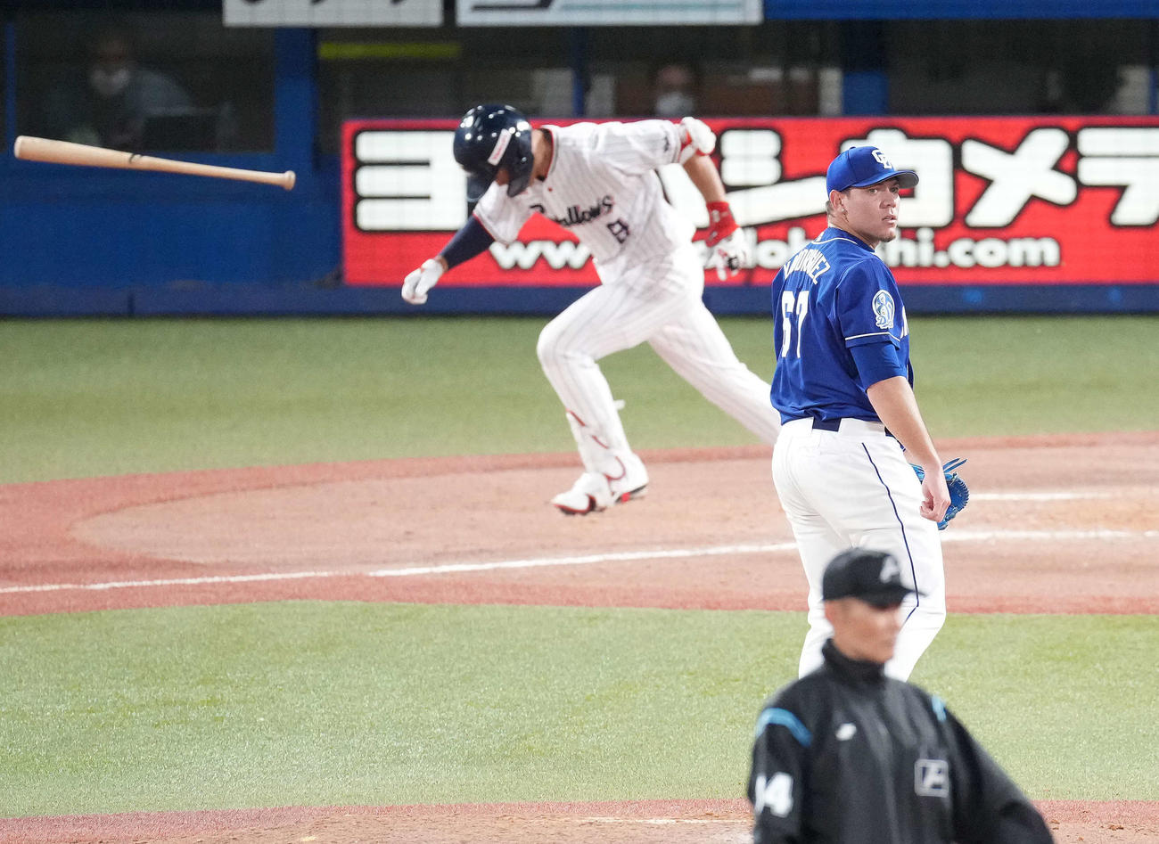 ヤクルト対中日　8回裏ヤクルト1死一塁、ここまで無安打投球のロドリゲスは塩見に左前打を浴びる（撮影・鈴木みどり）