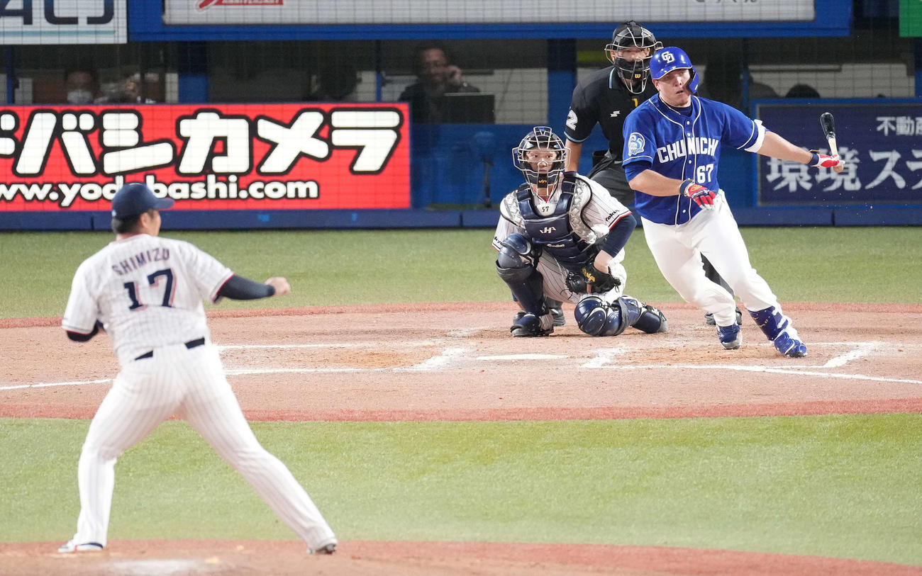 ヤクルト対中日　8回表中日無死、左前打を放つロドリゲス。投手清水（撮影・鈴木みどり）
