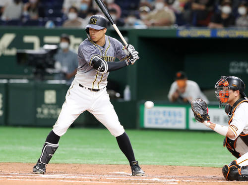 巨人対阪神　2回表阪神無死一塁、佐藤輝は四球を選ぶ（撮影・加藤哉）