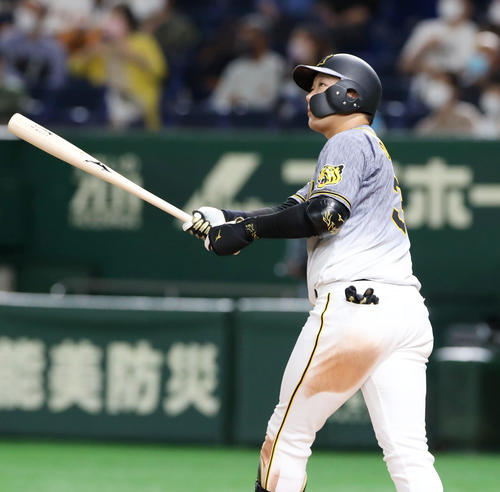 巨人対阪神　3回表阪神2死、大山は左中間越えに本塁打を放つ（撮影・加藤哉）