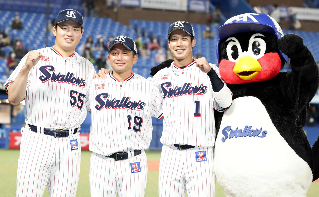 ヤクルト対中日　引き分けを挟んで8連勝とし、笑顔で記念撮影する、左から村上、石川、山田（撮影・浅見桂子）