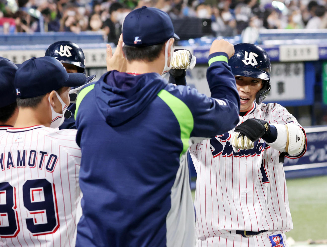 ヤクルト対中日　3回裏ヤクルト無死満塁、山田は左越えに満塁本塁打を放ち、ナインとポーズでハイタッチ（撮影・浅見桂子）