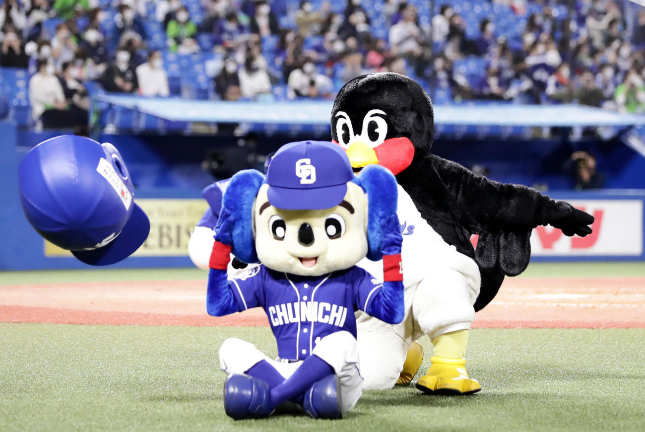 ヤクルト対中日　5回表終了後、ドアラと空中くるりんぱに挑戦したつば九郎だが惜しくもならず（撮影・浅見桂子）