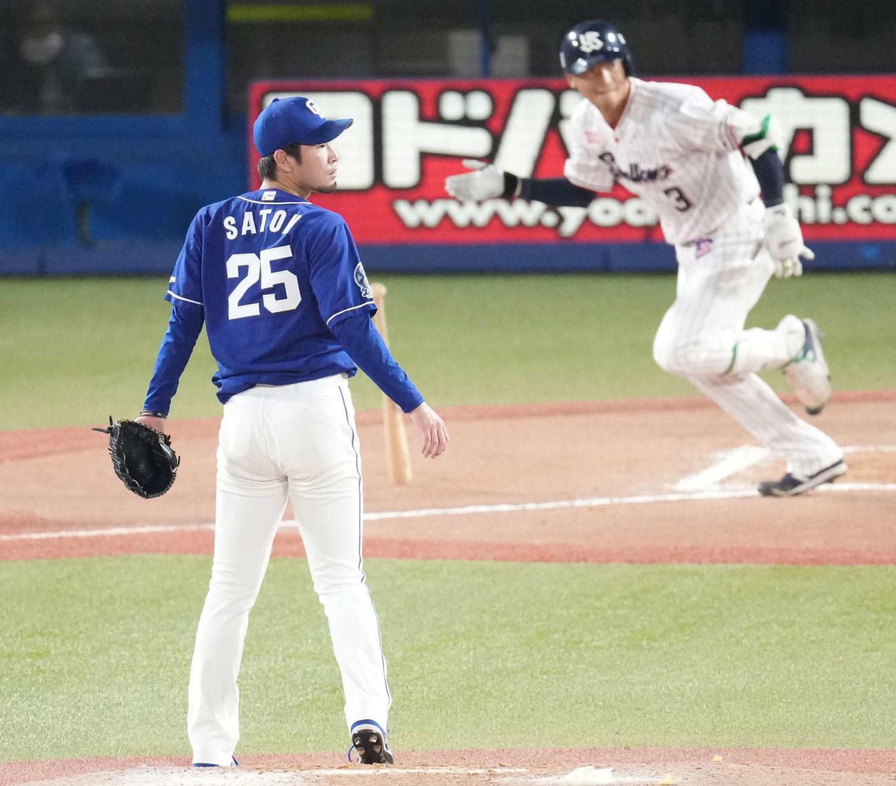 ヤクルト対中日　6回裏ヤクルト1死二、三塁、西浦に左2点適時二塁打を浴びる佐藤（撮影・鈴木みどり）