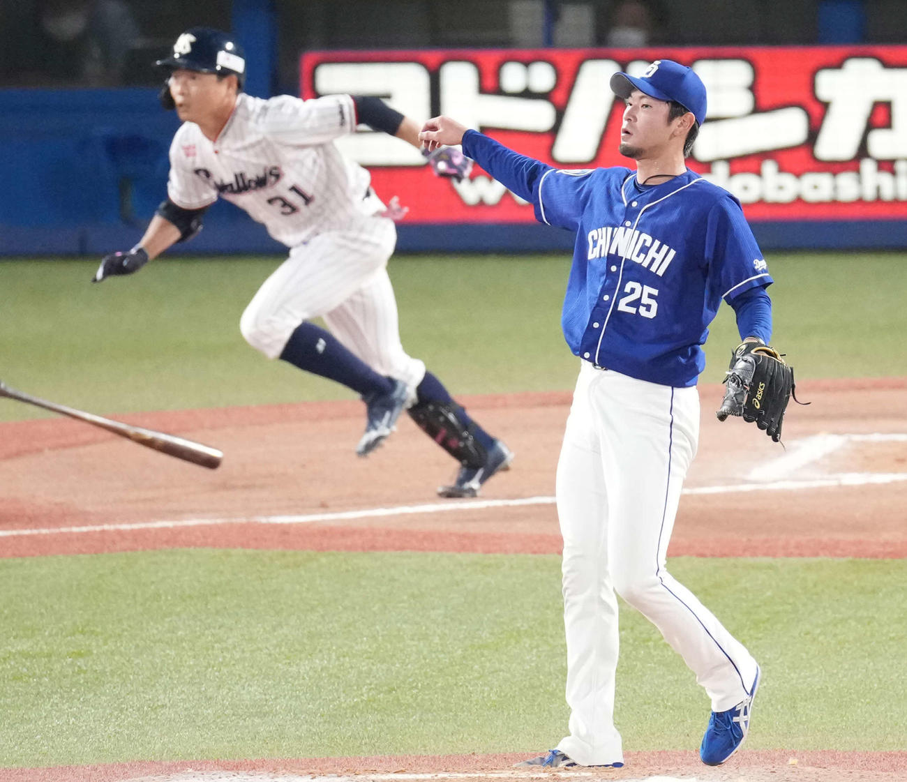 ヤクルト対中日　6回裏ヤクルト1死二塁、山崎に右適時二塁打を放浴びる佐藤（撮影・鈴木みどり）