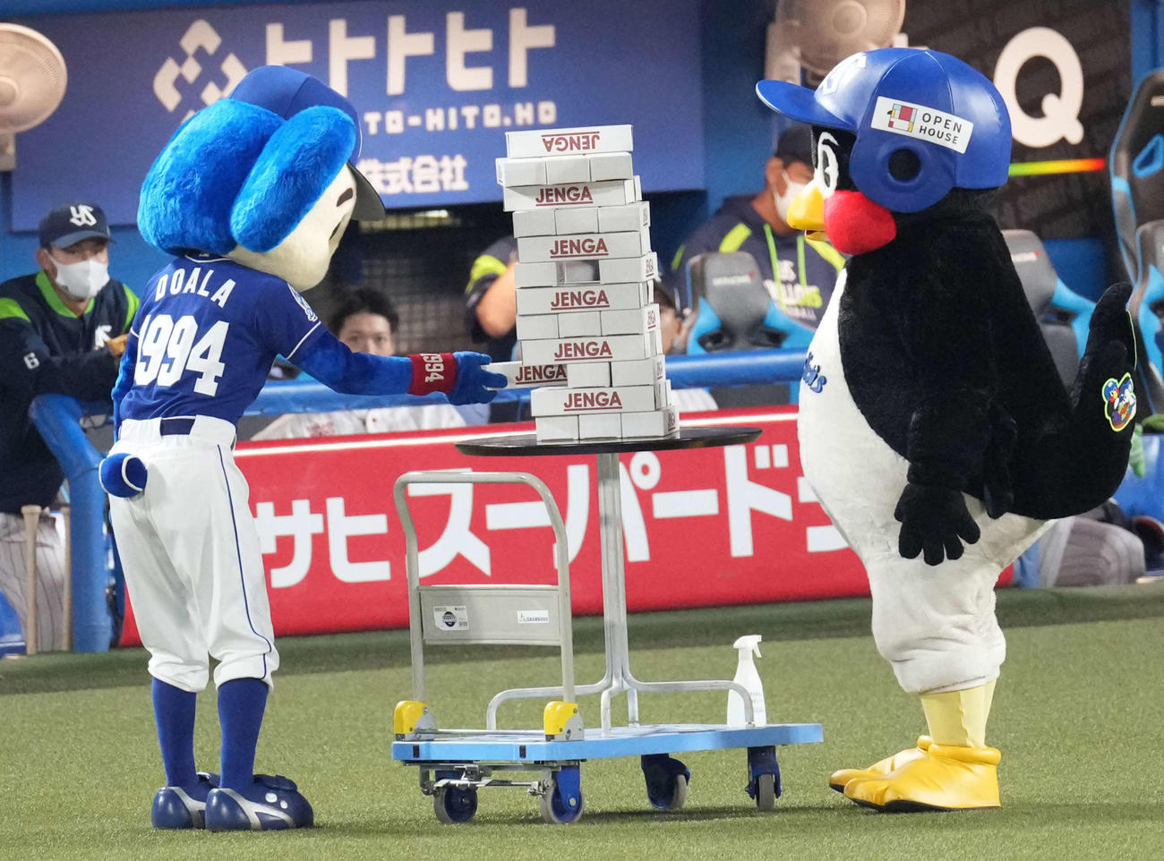 ヤクルト対中日　ジェンガ対決するつば九郎（右）とドアラ（撮影・鈴木みどり）