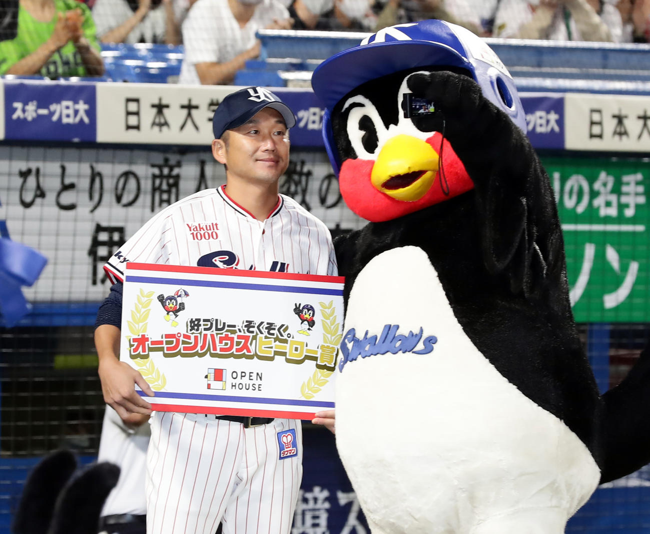 ヤクルト対中日　引き分けを挟んで8連勝とし、つば九郎と記念撮影する石川（撮影・浅見桂子）