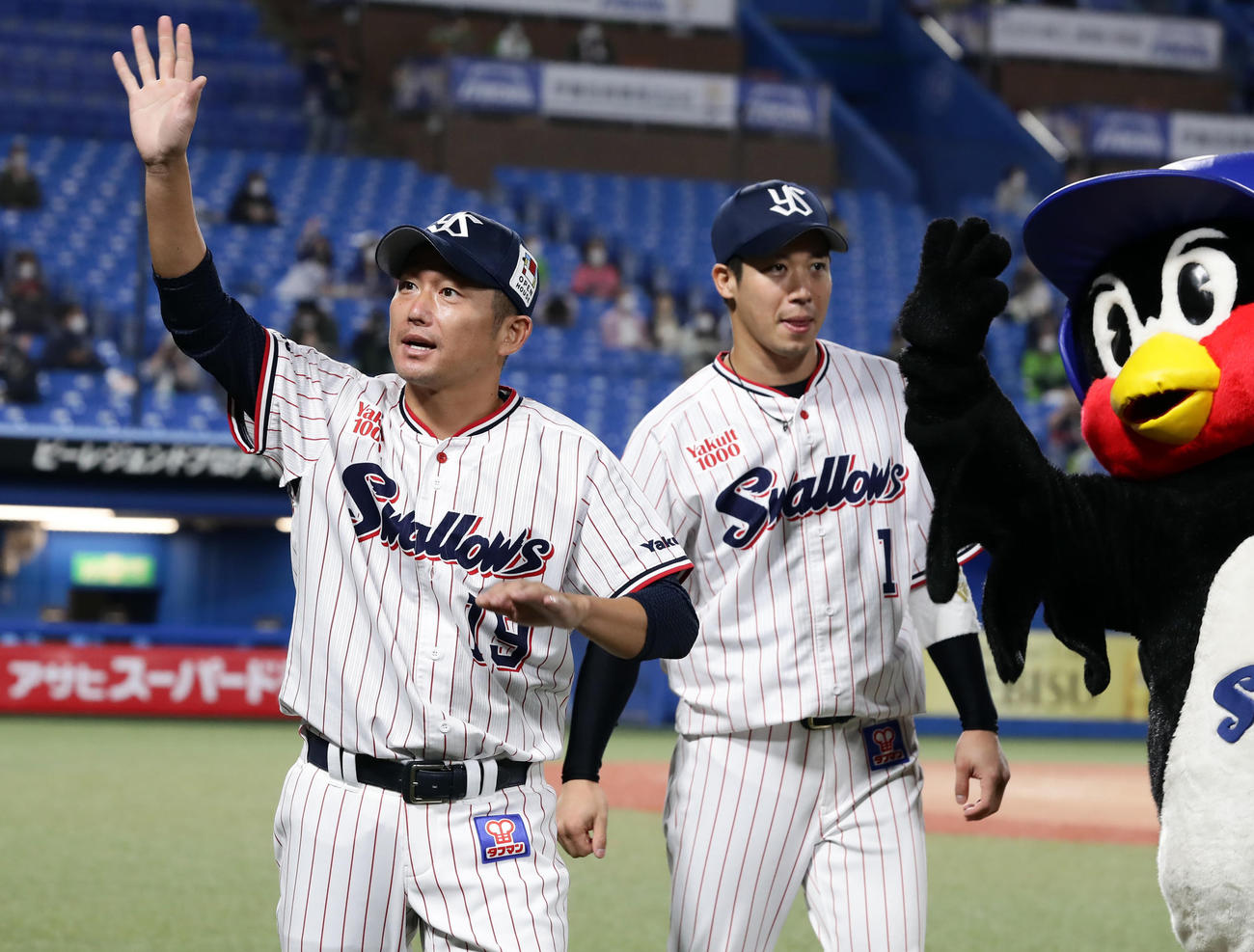 ヤクルト対中日　引き分けを挟んで8連勝とし、スタンドのファンに手を振る石川。奥は山田（撮影・浅見桂子）