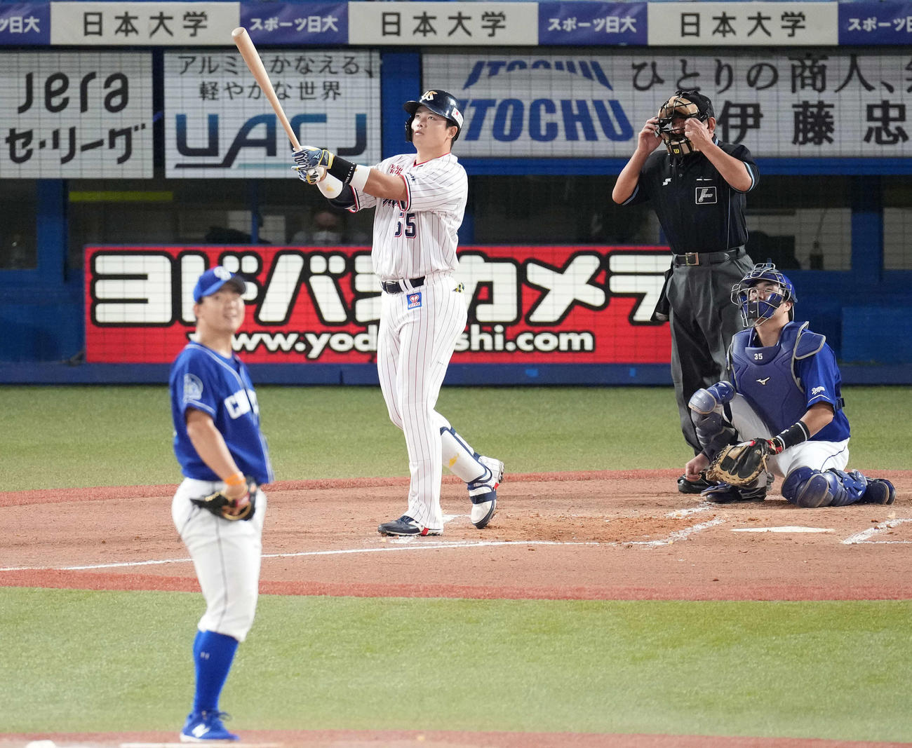ヤクルト対中日　1回裏ヤクルト2死一塁、先制の右越え2点本塁打を放つ村上。投手小笠原（撮影・鈴木みどり）