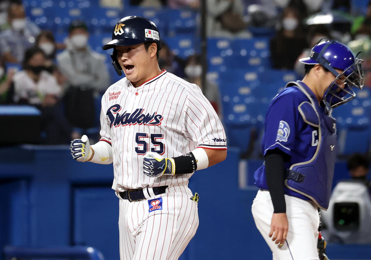 ヤクルト対中日　1回裏ヤクルト2死一塁、村上は右越え2点本塁打を放ち、雄たけびを上げて生還する（撮影・浅見桂子）