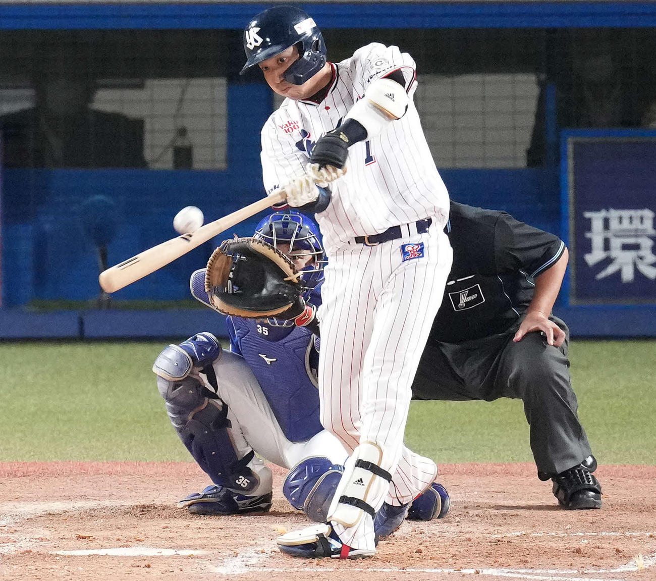 ヤクルト対中日　3回裏ヤクルト無死満塁、左越え満塁本塁打を放つ山田（撮影・鈴木みどり）