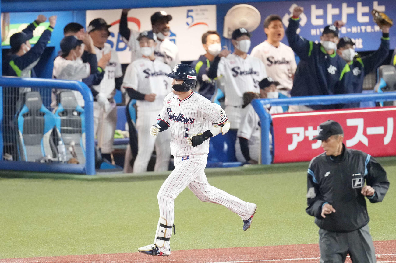 ヤクルト対中日　3回裏ヤクルト無死満塁、左越え満塁本塁打を放つ山田（撮影・鈴木みどり）