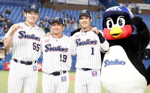 ヤクルト対中日 引き分けを挟んで8連勝とし、笑顔で記念撮影する、左から村上、石川、山田(撮影・浅見桂子)