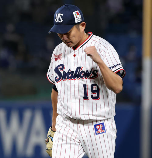 ヤクルト対中日 6回表中日の攻撃を抑えた石川はガッツポーズ(撮影・浅見桂子)