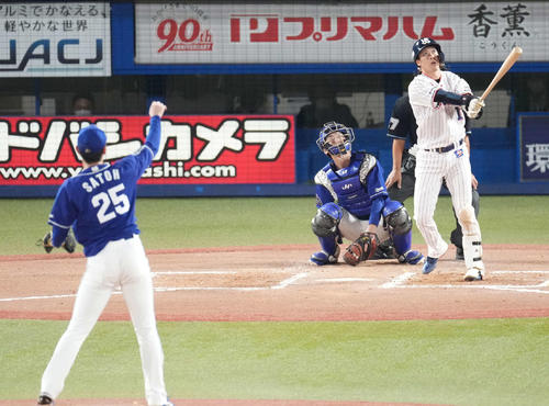 ヤクルト対中日 6回ヤクルト無死一塁、左越え2点本塁打を放つ山田。投手佐藤(撮影・鈴木みどり)