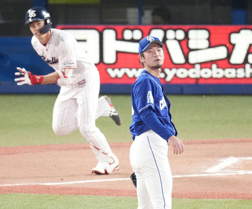 ヤクルト対中日 6回裏ヤクルト2死二塁、塩見に左適時二塁打を浴びる佐藤(撮影・鈴木みどり)