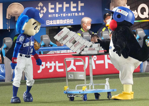 ヤクルト対中日 ジェンガ対決でドアラ(左)に負けるつば九郎(撮影・鈴木みどり)