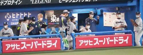 ヤクルト対中日 中日に快勝し、ガッツポーズするヤクルト高津監督(右から3人目)(撮影・鈴木みどり)