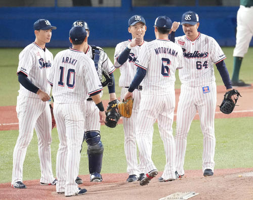 ヤクルト対中日 中日に快勝し、タッチを交わすヤクルトナイン(撮影・鈴木みどり)