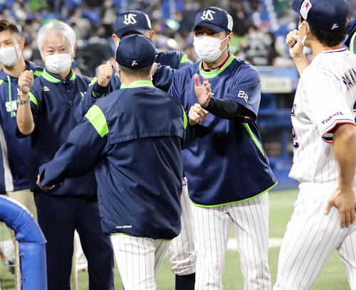 ヤクルト対中日 16-0の大勝で、石川(手前)らナインを迎える高津監督(右)(撮影・浅見桂子)