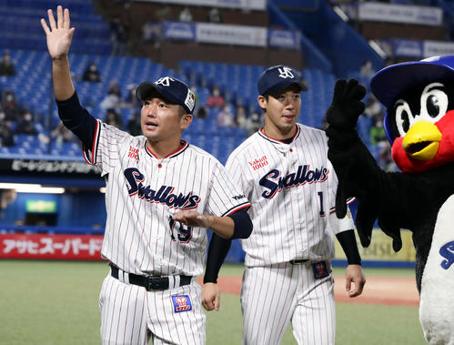ヤクルト対中日 引き分けを挟んで8連勝とし、スタンドのファンに手を振る石川。奥は山田(撮影・浅見桂子)