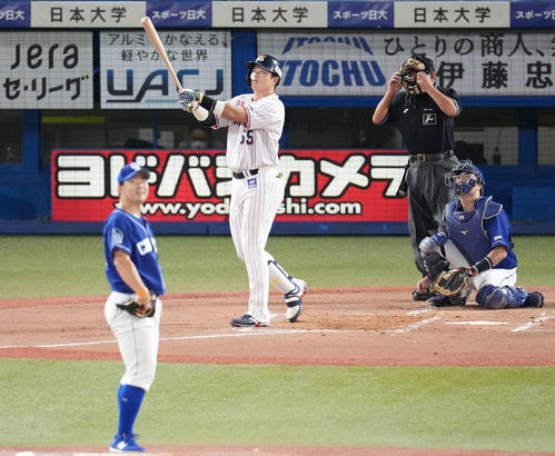 ヤクルト対中日 1回裏ヤクルト2死一塁、先制の右越え2点本塁打を放つ村上。投手小笠原(撮影・鈴木みどり)