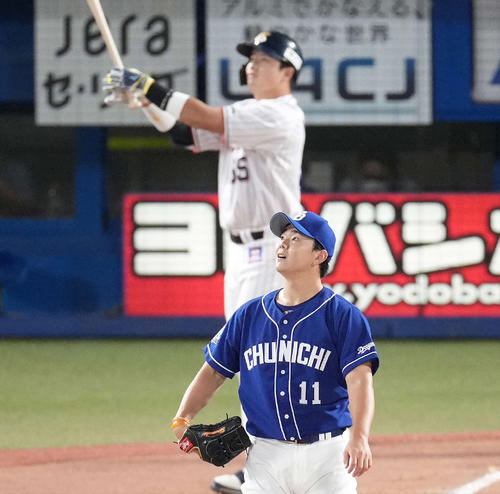 ヤクルト対中日 1回裏ヤクルト2死一塁、村上に先制の右越え2点本塁打を浴びる小笠原(撮影・鈴木みどり)