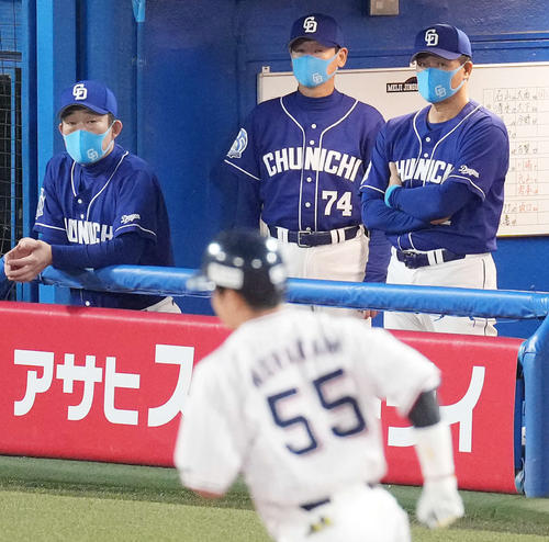 ヤクルト対中日 1回裏ヤクルト2死一塁、村上に先制の右越え2点本塁打を浴び、ベンチでぼうぜんとする与田監督(右)(撮影・鈴木みどり)