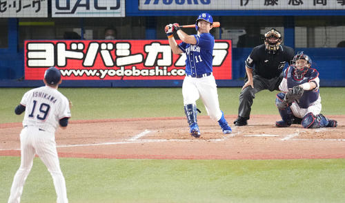 ヤクルト対中日 3回表中日1死、中二塁打を放つ小笠原。投手石川(撮影・鈴木みどり)