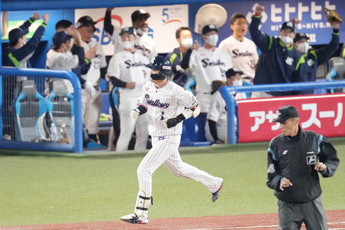 ヤクルト対中日 3回裏ヤクルト無死満塁、左越え満塁本塁打を放つ山田(撮影・鈴木みどり)