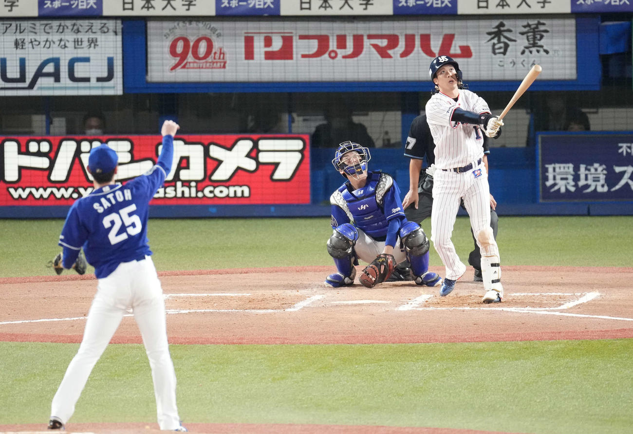 ヤクルト対中日　6回ヤクルト無死一塁、左越え2点本塁打を放つ山田。投手佐藤（撮影・鈴木みどり）