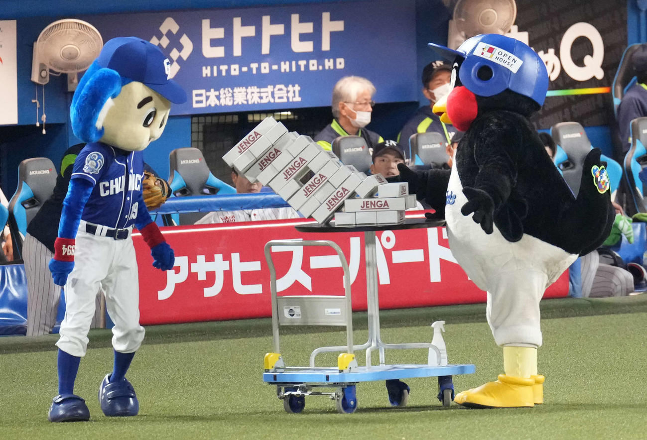 ヤクルト対中日　ジェンガ対決でドアラ（左）に負けるつば九郎（撮影・鈴木みどり）