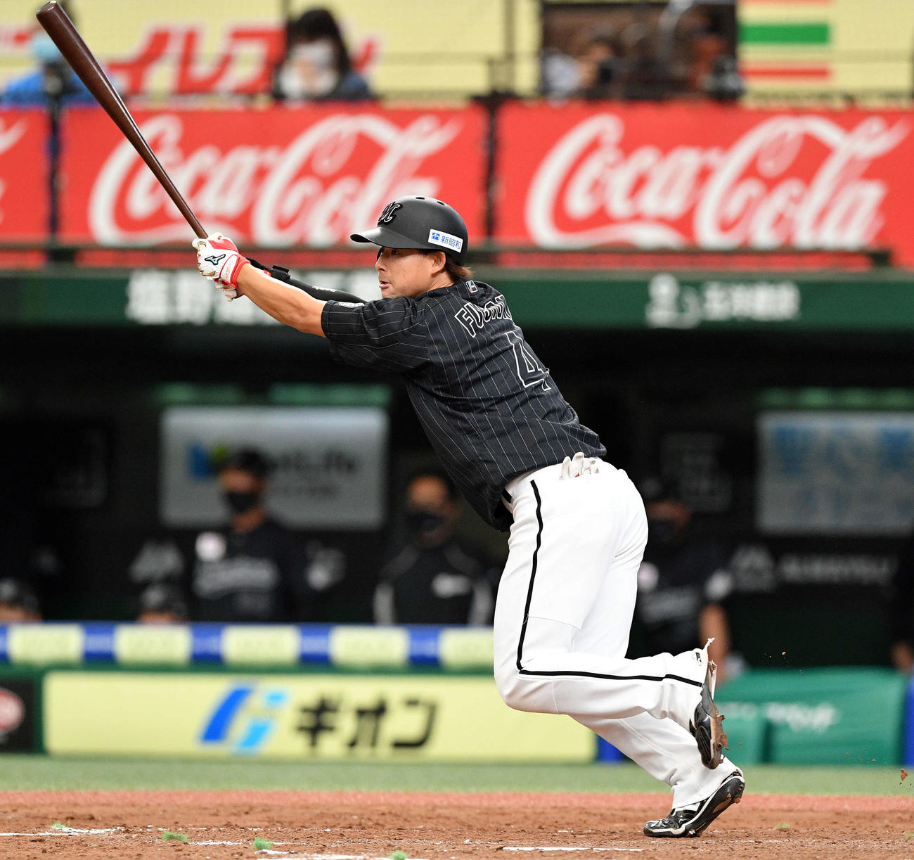 西武対ロッテ　5回表ロッテ2死一、二塁、藤岡は勝ち越しの左前適時打を放つ（撮影・滝沢徹郎）