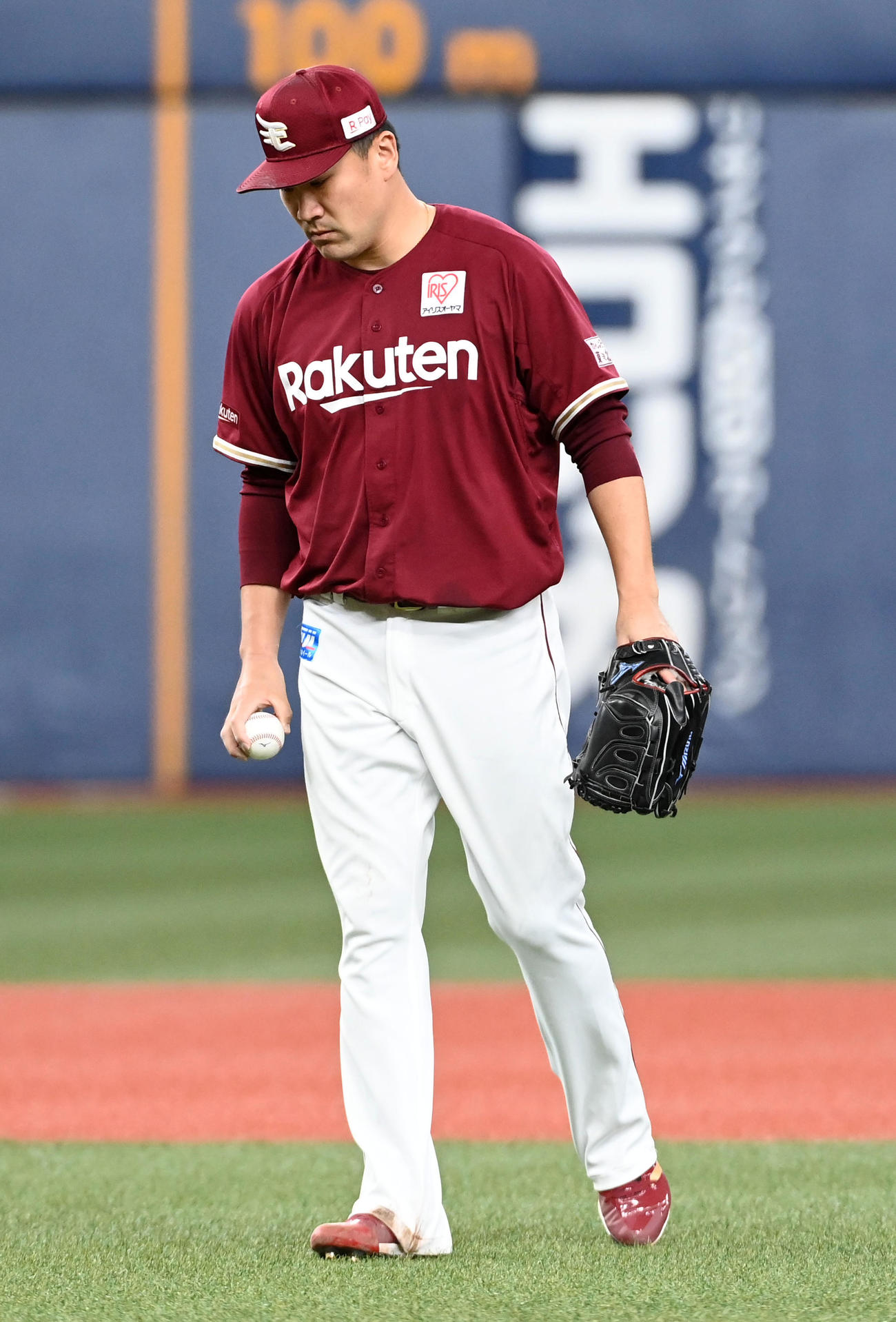 オリックス対楽天　7回裏オリックス2死三塁、打者モヤの時、暴投で先制点を与えがっくりする田中将（撮影・前岡正明）