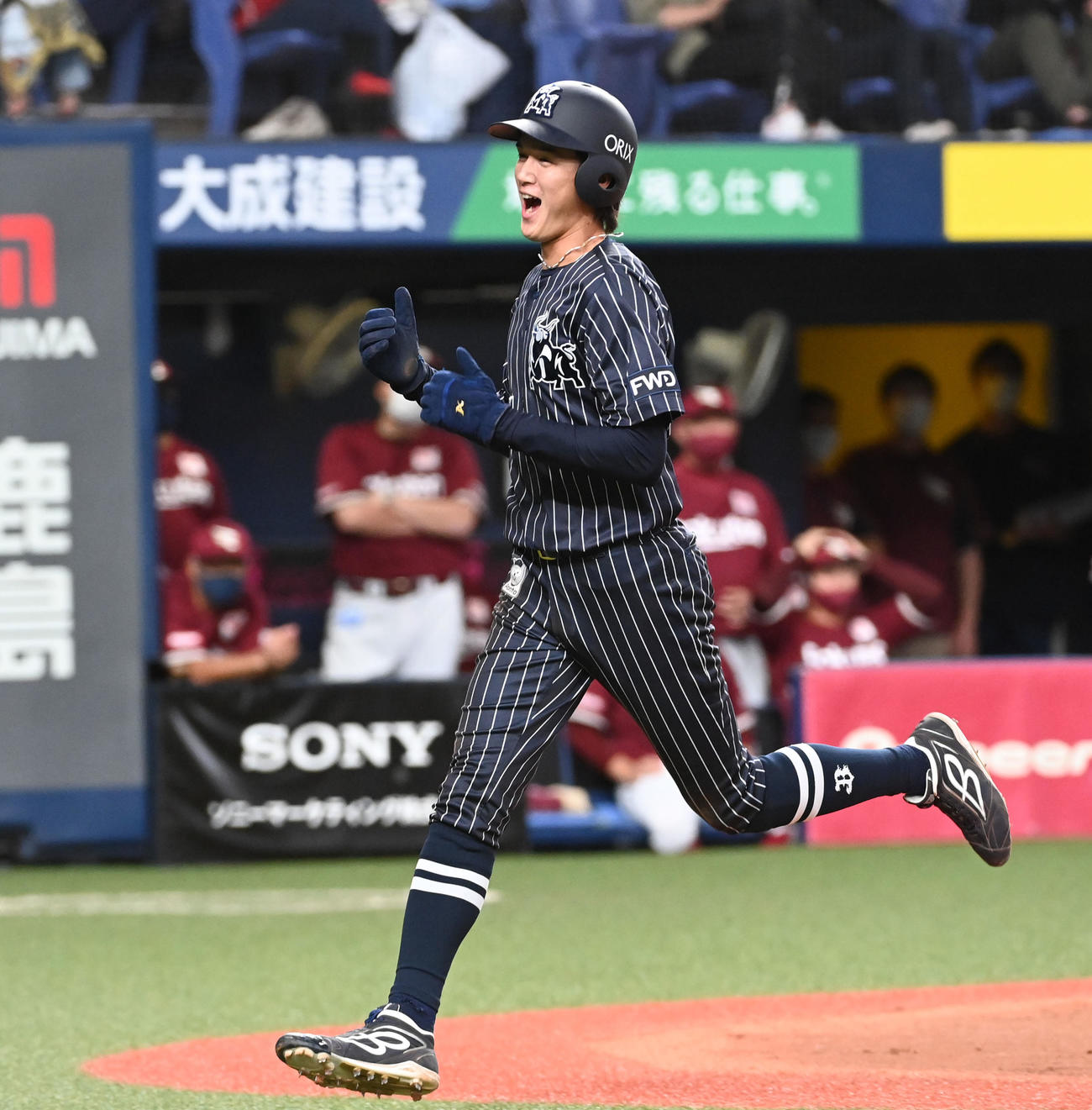 オリックス対楽天　7回裏オリックス2死三塁、打者モヤの時、田中将の暴投で代走の佐野皓が生還（撮影・前岡正明）