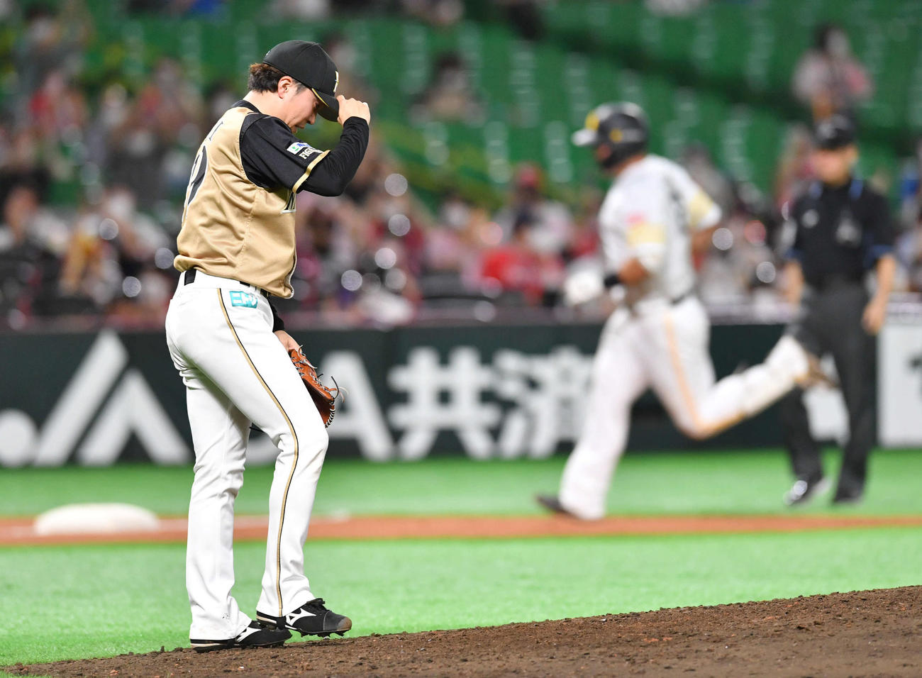 ソフトバンク対日本ハム　7回裏ソフトバンク無死、リチャード（右）に勝ち越しの左越え本塁打を打たれ、肩を落とす井口（撮影・岩下翔太）