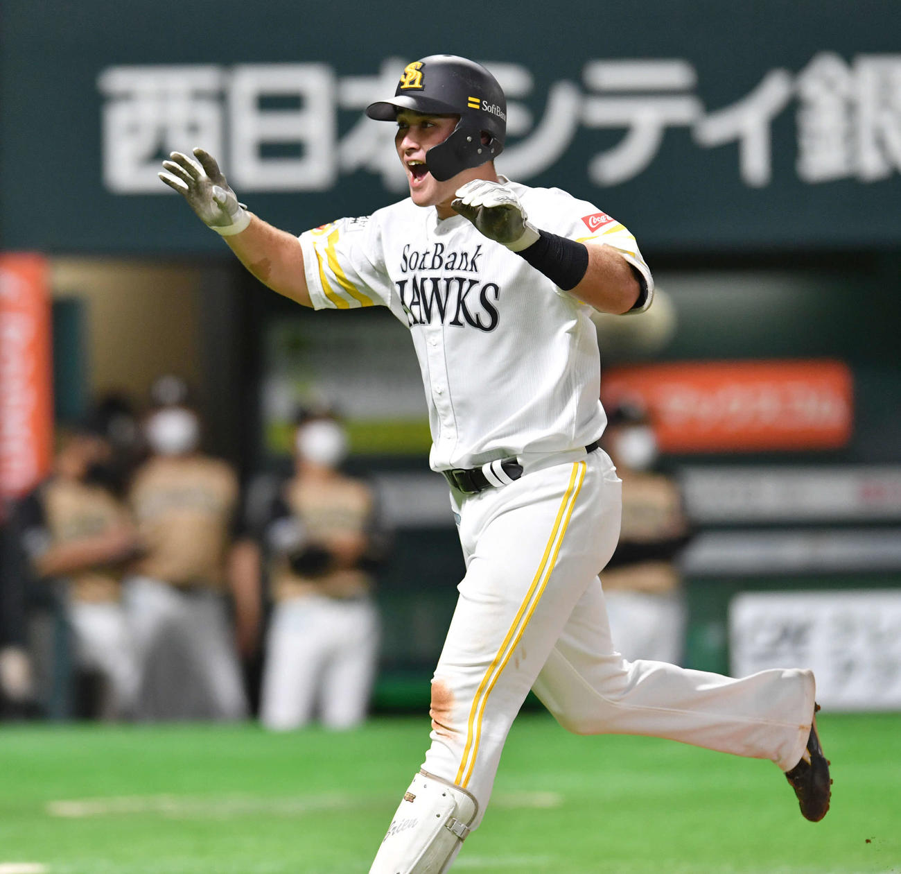 ソフトバンク対日本ハム　7回裏ソフトバンク無死、勝ち越しの左越え本塁打を放ち、笑顔で生還するリチャード（撮影・岩下翔太）